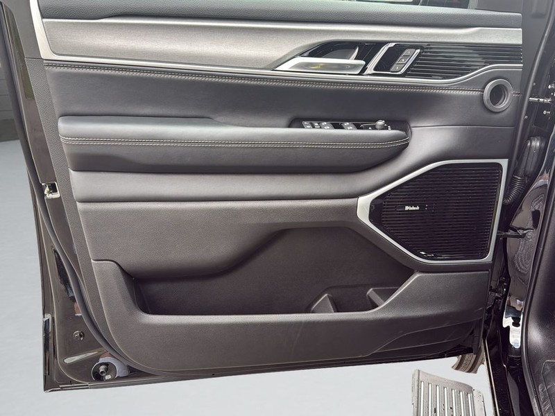 Jeep Grand Wagoneer L Vehicle Full-screen Gallery Image 11