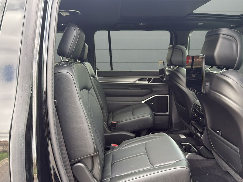 Jeep Grand Wagoneer L Vehicle Full-screen Gallery Image 14