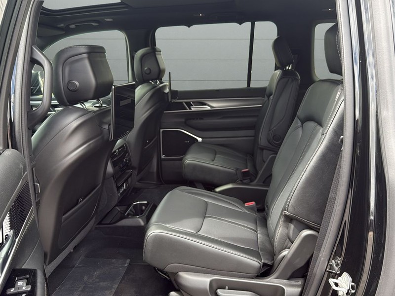 Jeep Grand Wagoneer L Vehicle Full-screen Gallery Image 17