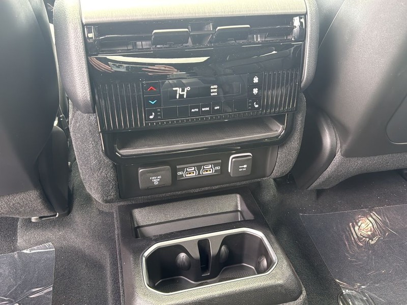 Jeep Grand Wagoneer L Vehicle Full-screen Gallery Image 18