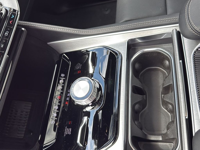 Jeep Grand Wagoneer L Vehicle Full-screen Gallery Image 22