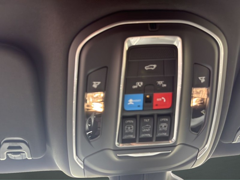 Jeep Grand Wagoneer L Vehicle Full-screen Gallery Image 25
