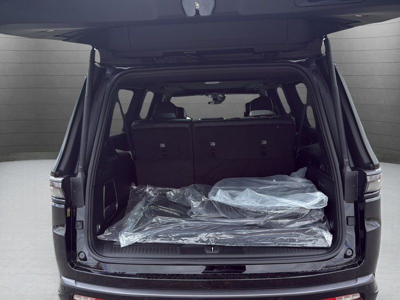 Jeep Grand Wagoneer L Vehicle Full-screen Gallery Image 26