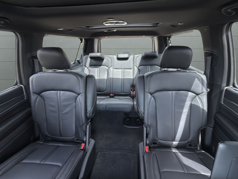 Jeep Grand Wagoneer L Vehicle Full-screen Gallery Image 30