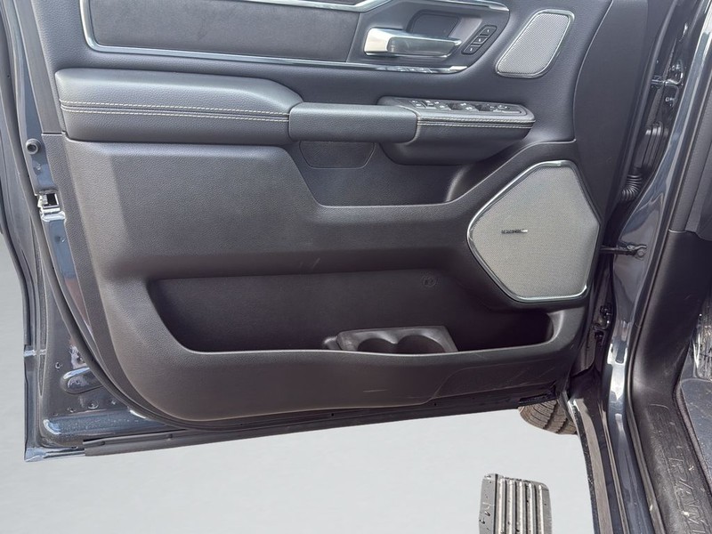 Ram 1500 Vehicle Full-screen Gallery Image 11
