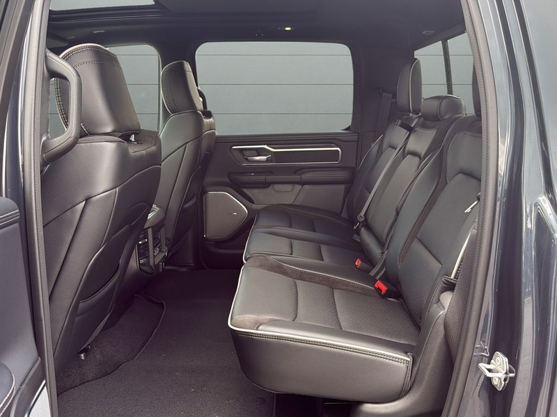 Ram 1500 Vehicle Full-screen Gallery Image 17