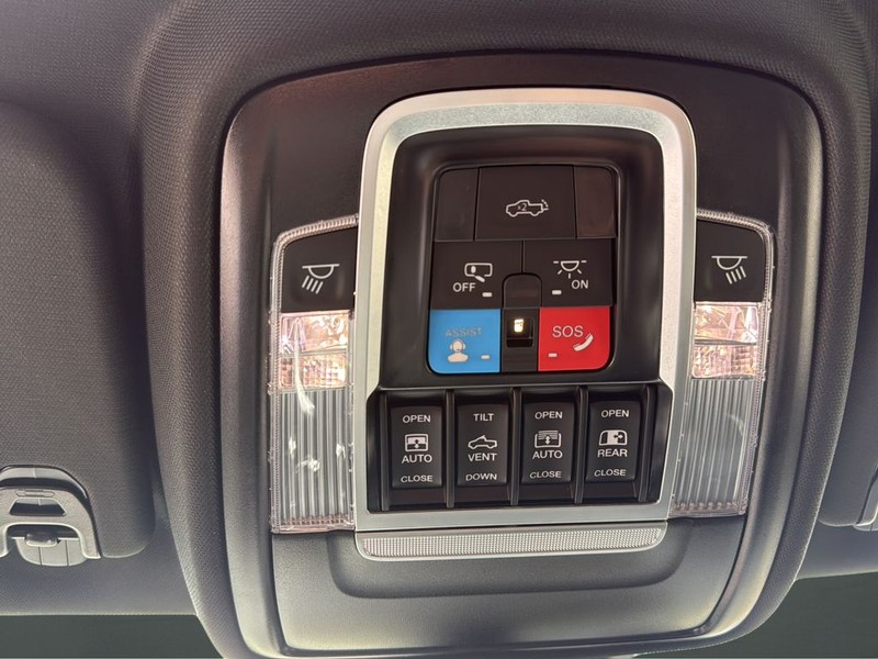 Ram 1500 Vehicle Full-screen Gallery Image 24
