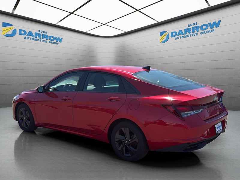 Hyundai Elantra Vehicle Full-screen Gallery Image 3