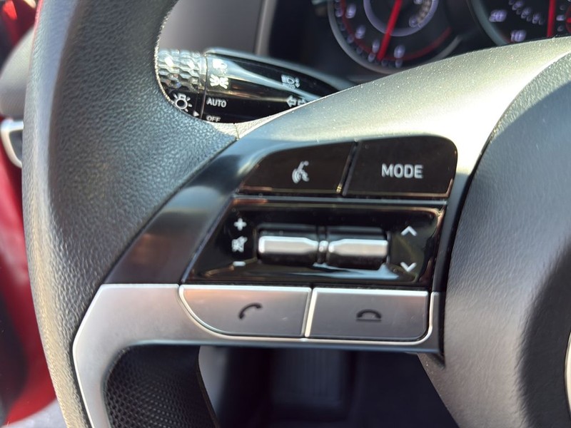 Hyundai Elantra Vehicle Full-screen Gallery Image 9