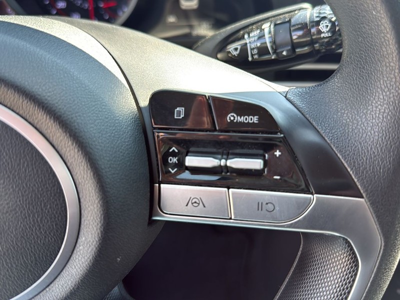 Hyundai Elantra Vehicle Full-screen Gallery Image 10