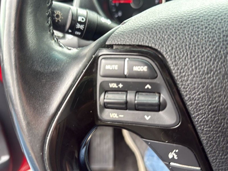 Kia Forte Vehicle Full-screen Gallery Image 9