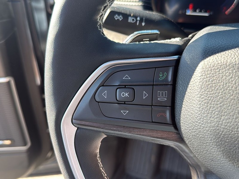 Jeep Grand Cherokee Vehicle Full-screen Gallery Image 09