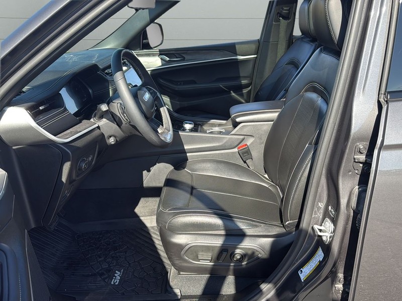 Jeep Grand Cherokee Vehicle Full-screen Gallery Image 10