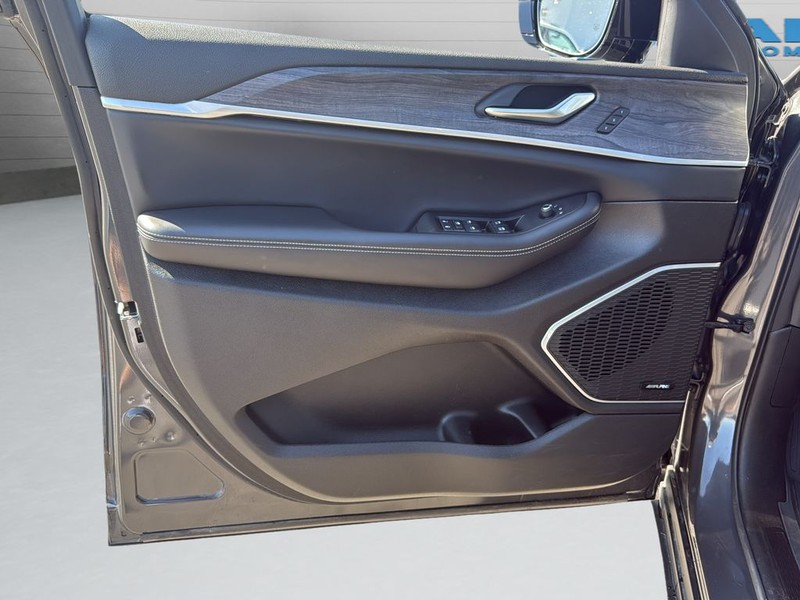 Jeep Grand Cherokee Vehicle Full-screen Gallery Image 11