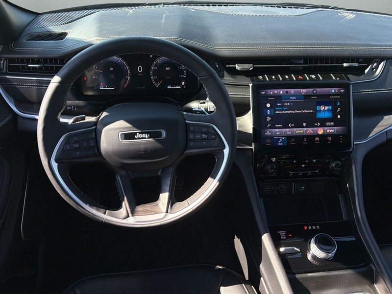 Jeep Grand Cherokee Vehicle Full-screen Gallery Image 12