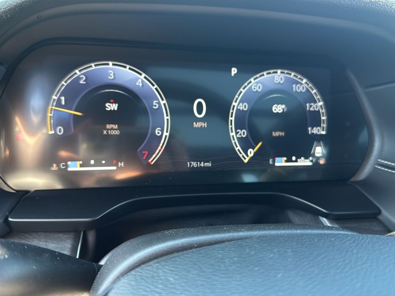 Jeep Grand Cherokee Vehicle Full-screen Gallery Image 13