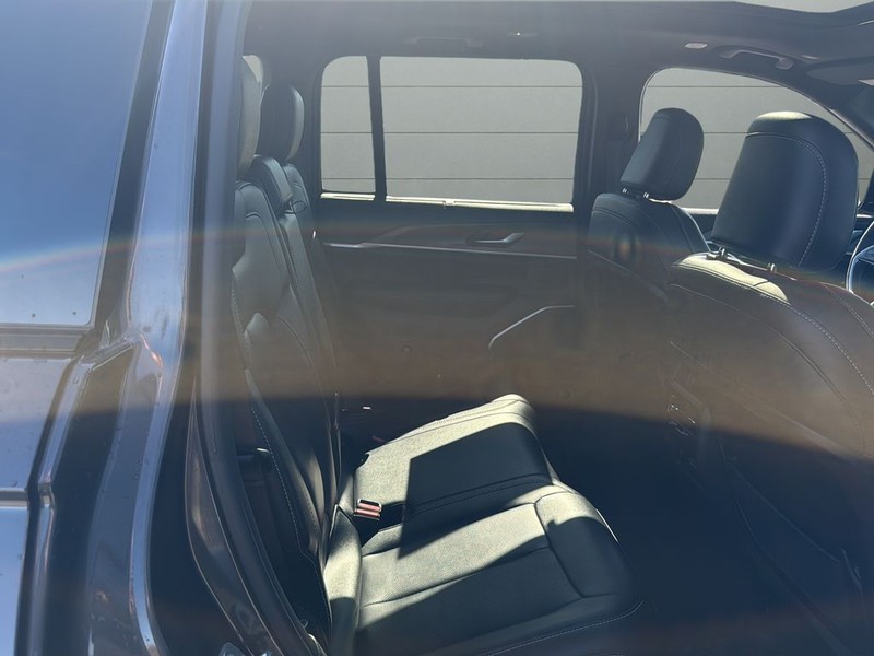 Jeep Grand Cherokee Vehicle Full-screen Gallery Image 14