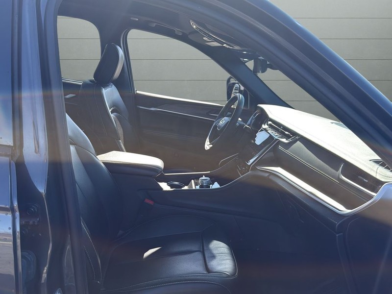 Jeep Grand Cherokee Vehicle Full-screen Gallery Image 15