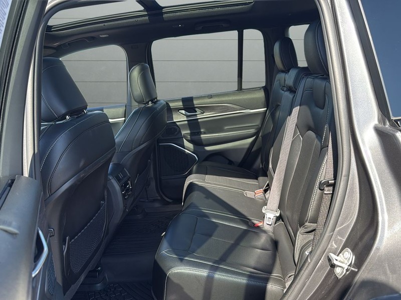 Jeep Grand Cherokee Vehicle Full-screen Gallery Image 17