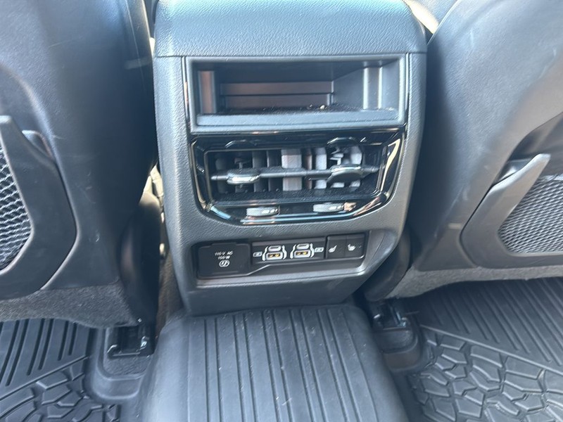 Jeep Grand Cherokee Vehicle Full-screen Gallery Image 18