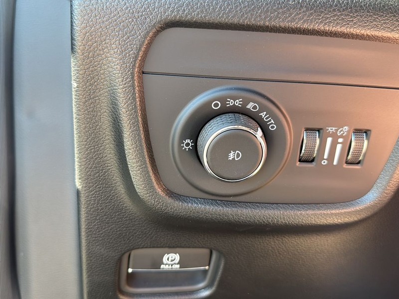 Jeep Grand Cherokee Vehicle Full-screen Gallery Image 19