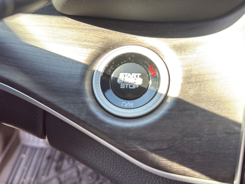 Jeep Grand Cherokee Vehicle Full-screen Gallery Image 21