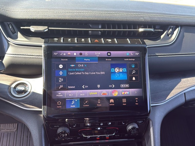 Jeep Grand Cherokee Vehicle Full-screen Gallery Image 23