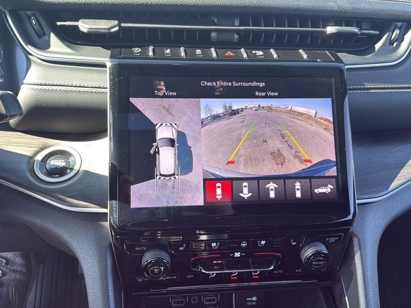 Jeep Grand Cherokee Vehicle Full-screen Gallery Image 24