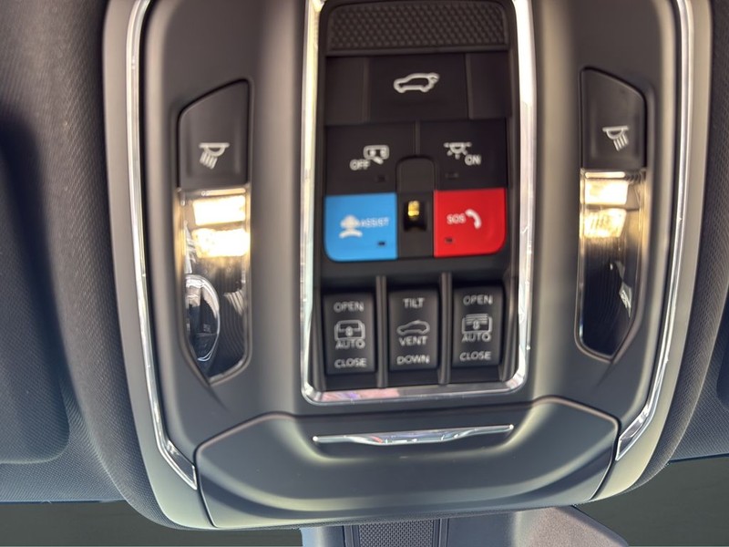 Jeep Grand Cherokee Vehicle Full-screen Gallery Image 25