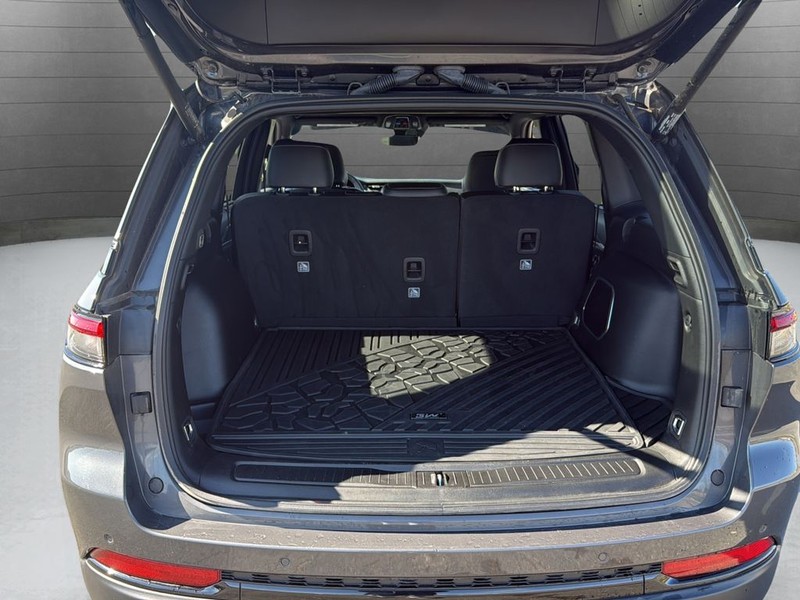 Jeep Grand Cherokee Vehicle Full-screen Gallery Image 26