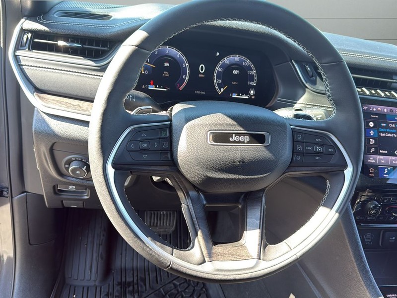 Jeep Grand Cherokee Vehicle Full-screen Gallery Image 29