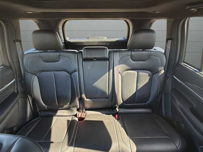 Jeep Grand Cherokee Vehicle Full-screen Gallery Image 30