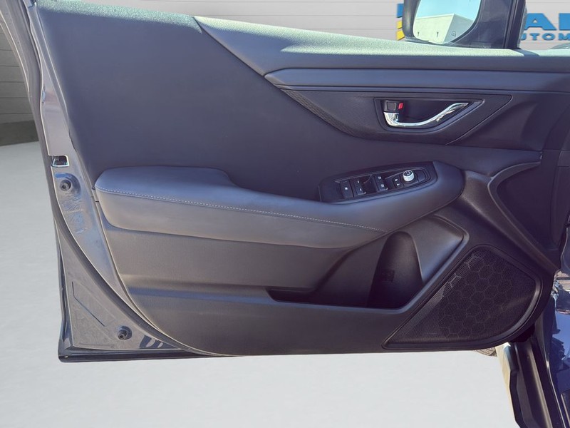 Subaru Outback Vehicle Full-screen Gallery Image 11