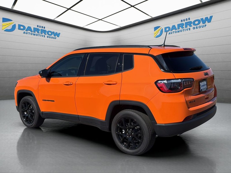 Jeep Compass Vehicle Full-screen Gallery Image 3