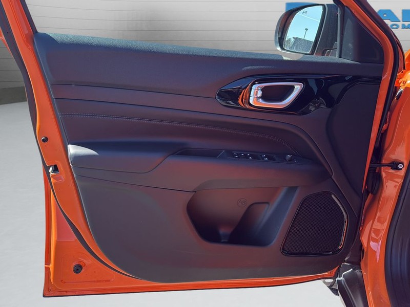 Jeep Compass Vehicle Full-screen Gallery Image 11