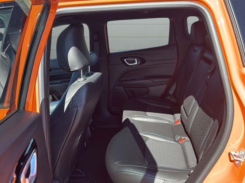 Jeep Compass Vehicle Full-screen Gallery Image 16