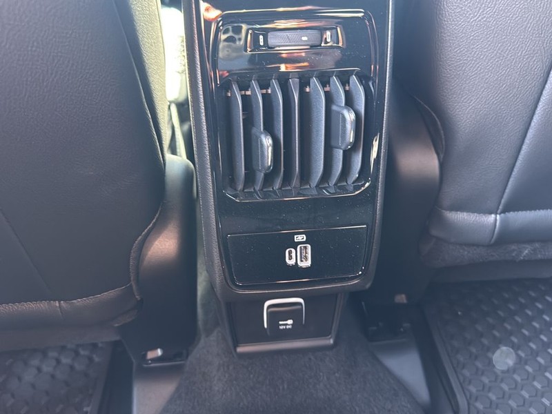 Jeep Compass Vehicle Full-screen Gallery Image 17