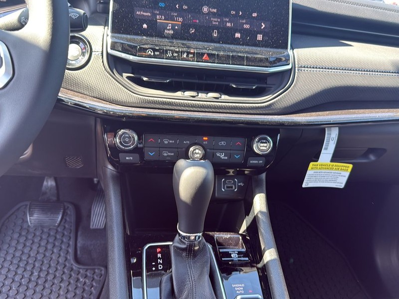 Jeep Compass Vehicle Full-screen Gallery Image 22