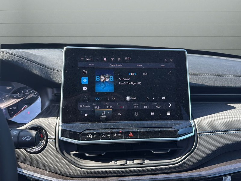 Jeep Compass Vehicle Full-screen Gallery Image 23