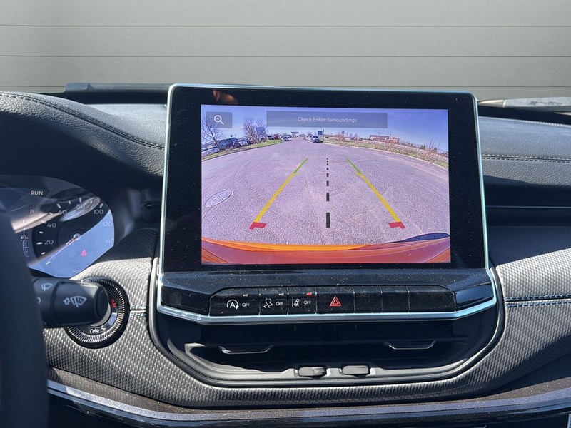 Jeep Compass Vehicle Full-screen Gallery Image 24