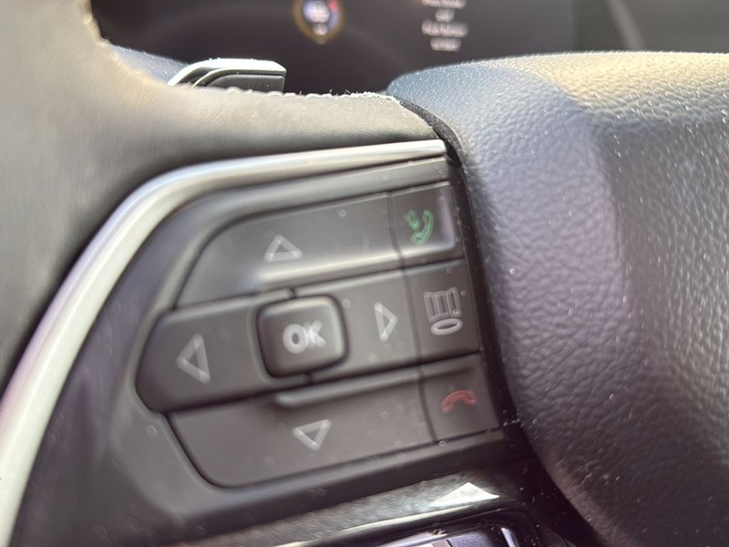 Jeep Grand Cherokee L Vehicle Full-screen Gallery Image 9