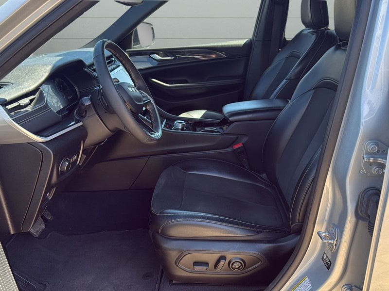 Jeep Grand Cherokee L Vehicle Full-screen Gallery Image 10