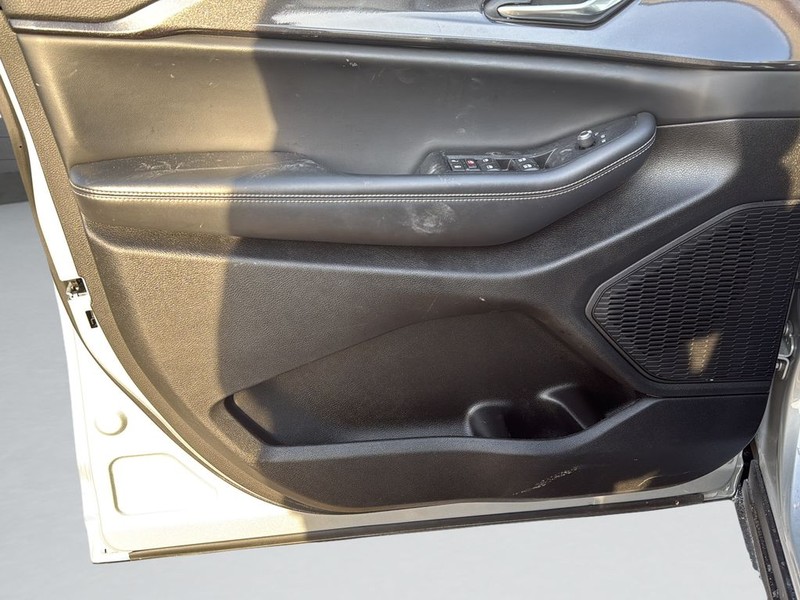 Jeep Grand Cherokee L Vehicle Full-screen Gallery Image 11