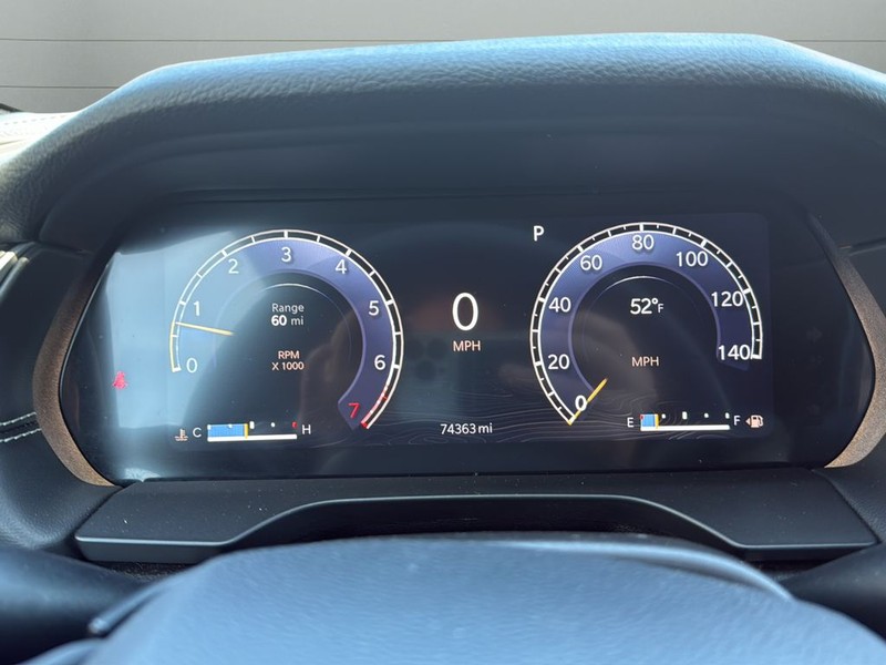 Jeep Grand Cherokee L Vehicle Full-screen Gallery Image 13