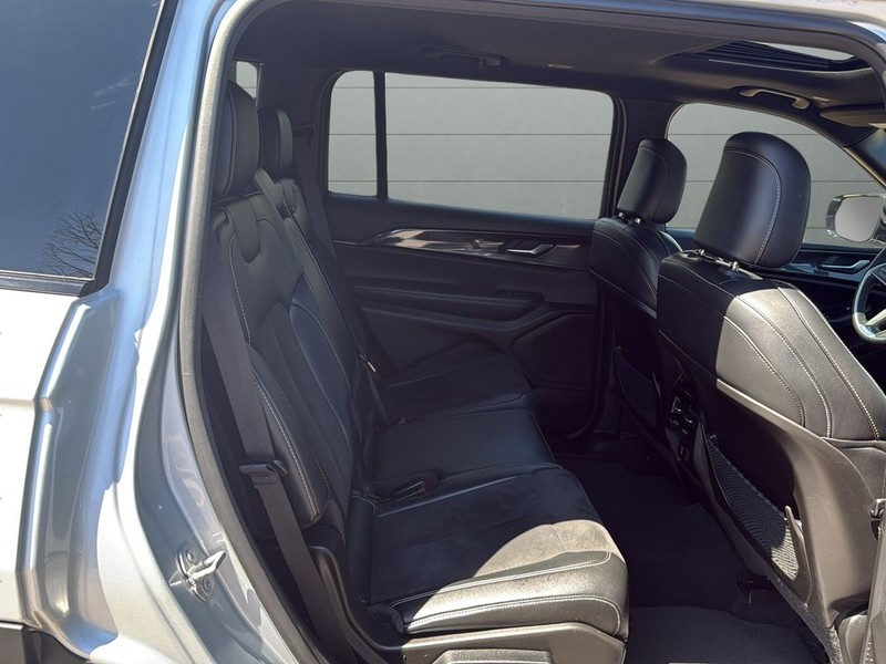 Jeep Grand Cherokee L Vehicle Full-screen Gallery Image 14