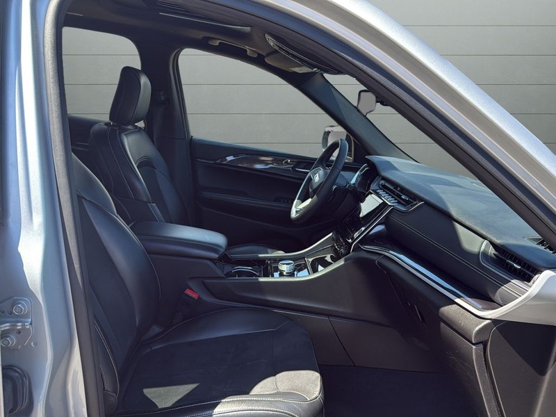 Jeep Grand Cherokee L Vehicle Full-screen Gallery Image 15