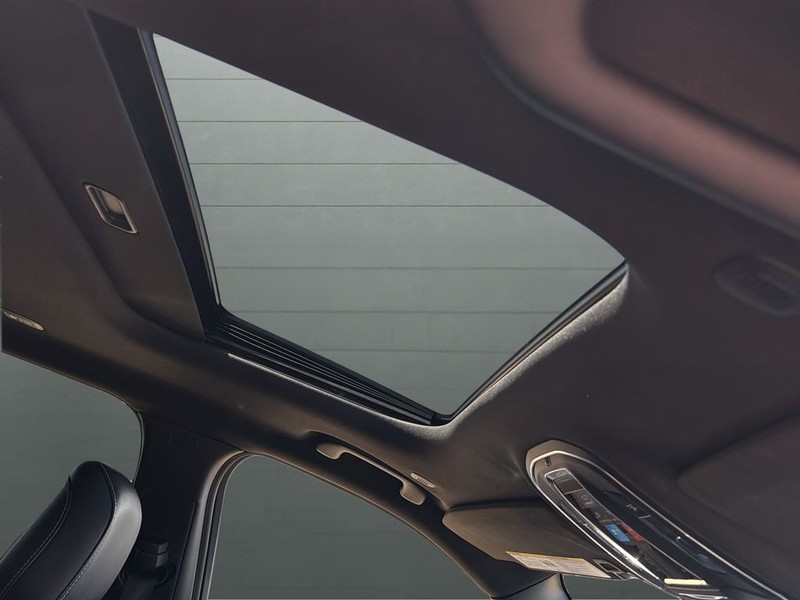 Jeep Grand Cherokee L Vehicle Full-screen Gallery Image 16