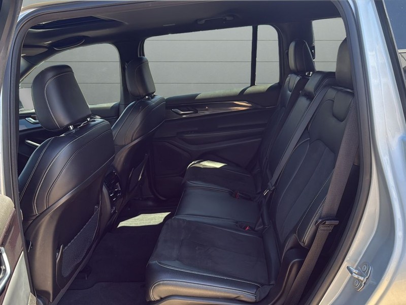 Jeep Grand Cherokee L Vehicle Full-screen Gallery Image 17