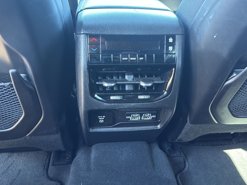 Jeep Grand Cherokee L Vehicle Full-screen Gallery Image 18