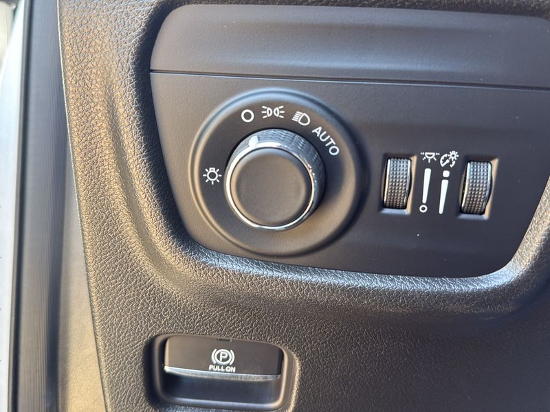 Jeep Grand Cherokee L Vehicle Full-screen Gallery Image 19